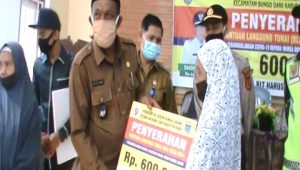 Pemdus Sungai Arang Serahkan BLT Kepada Warga Terdampak Covid-19