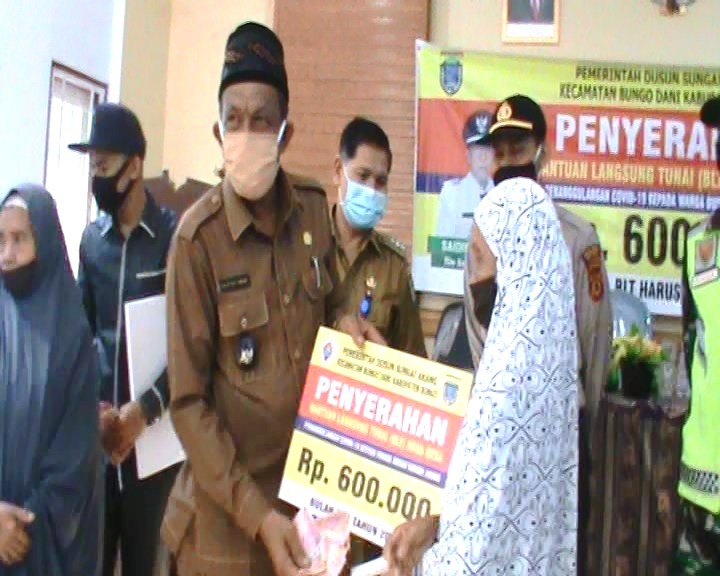 Pemdus Sungai Arang Serahkan BLT Kepada Warga Terdampak Covid-19