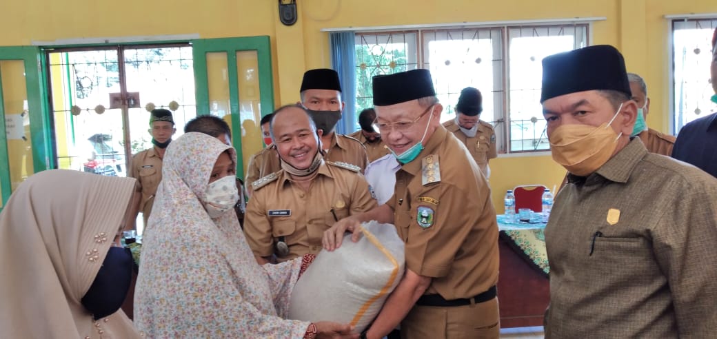 Pemkab Sarolangun Salurkan Bantuan Beras Jaringan Pengamanan Sosial (JPS) Tahap II