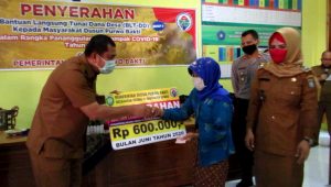 Penyerahan BLT, Bupati Pastikan Bantuan Tepat Sasaran