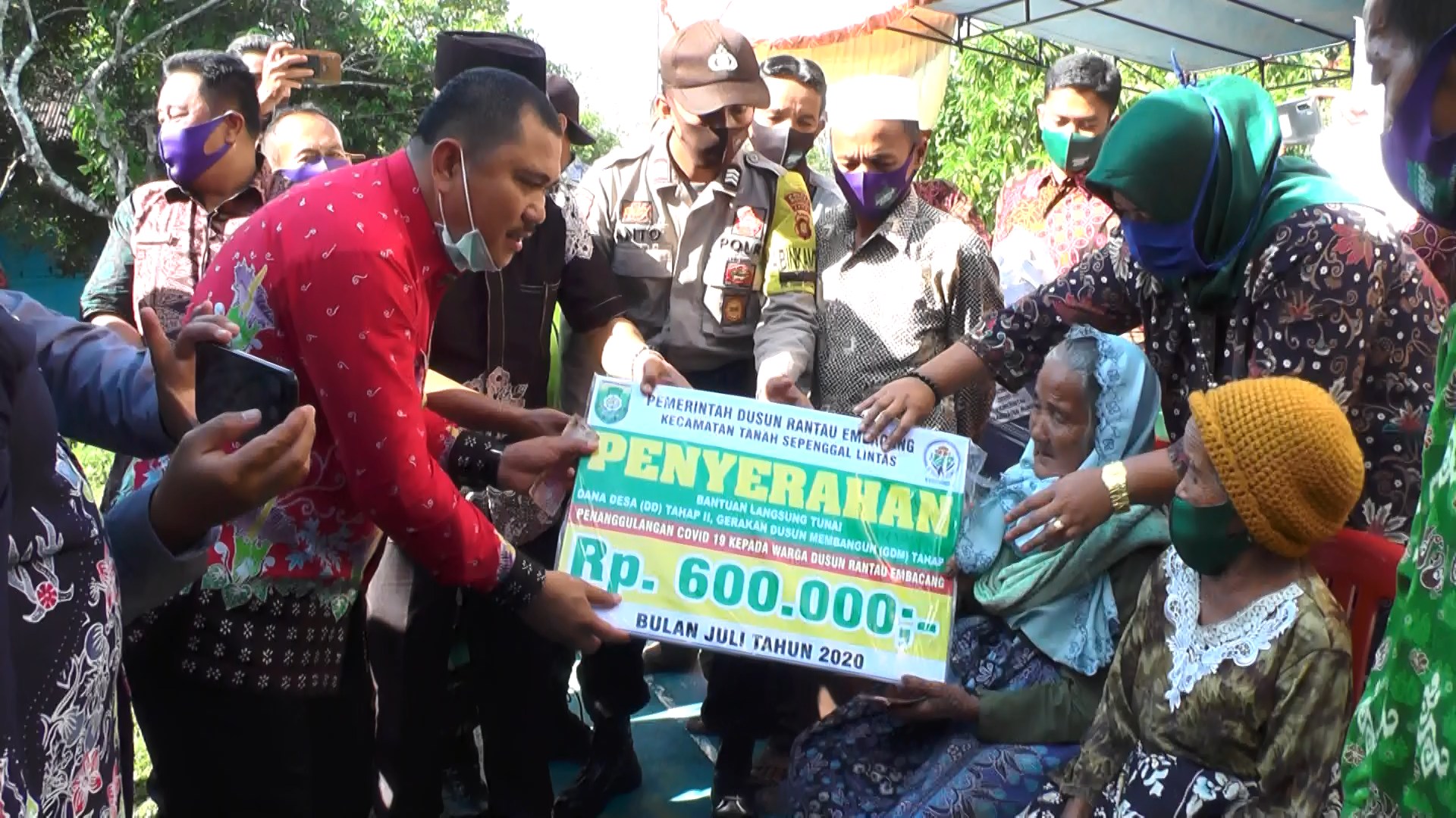 Bupati Pantau Penyaluran BLT DD dan GDM Yang Terdampak Covid-19 di Tanah Sepenggal Lintas