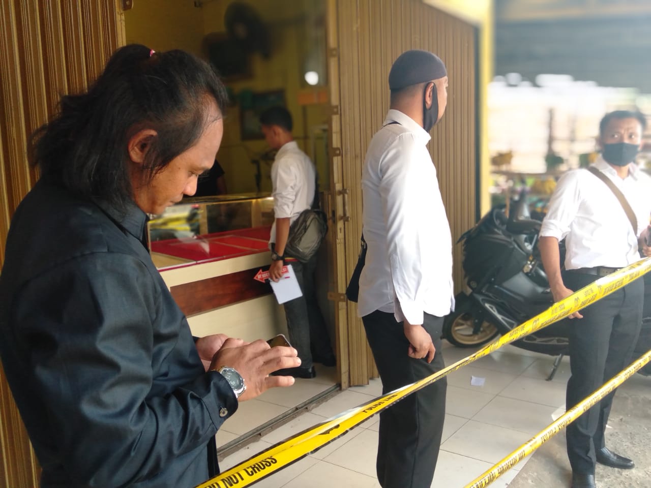 Pedagang Buah Dan Anaknya Terkena Serpihan Peluru Pelaku Perampok Toko Mas
