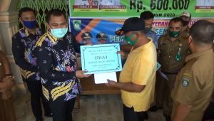 Bupati Mashuri Serahkan BLT dan Bansos Kepada Penerima di Dua Kecamatan
