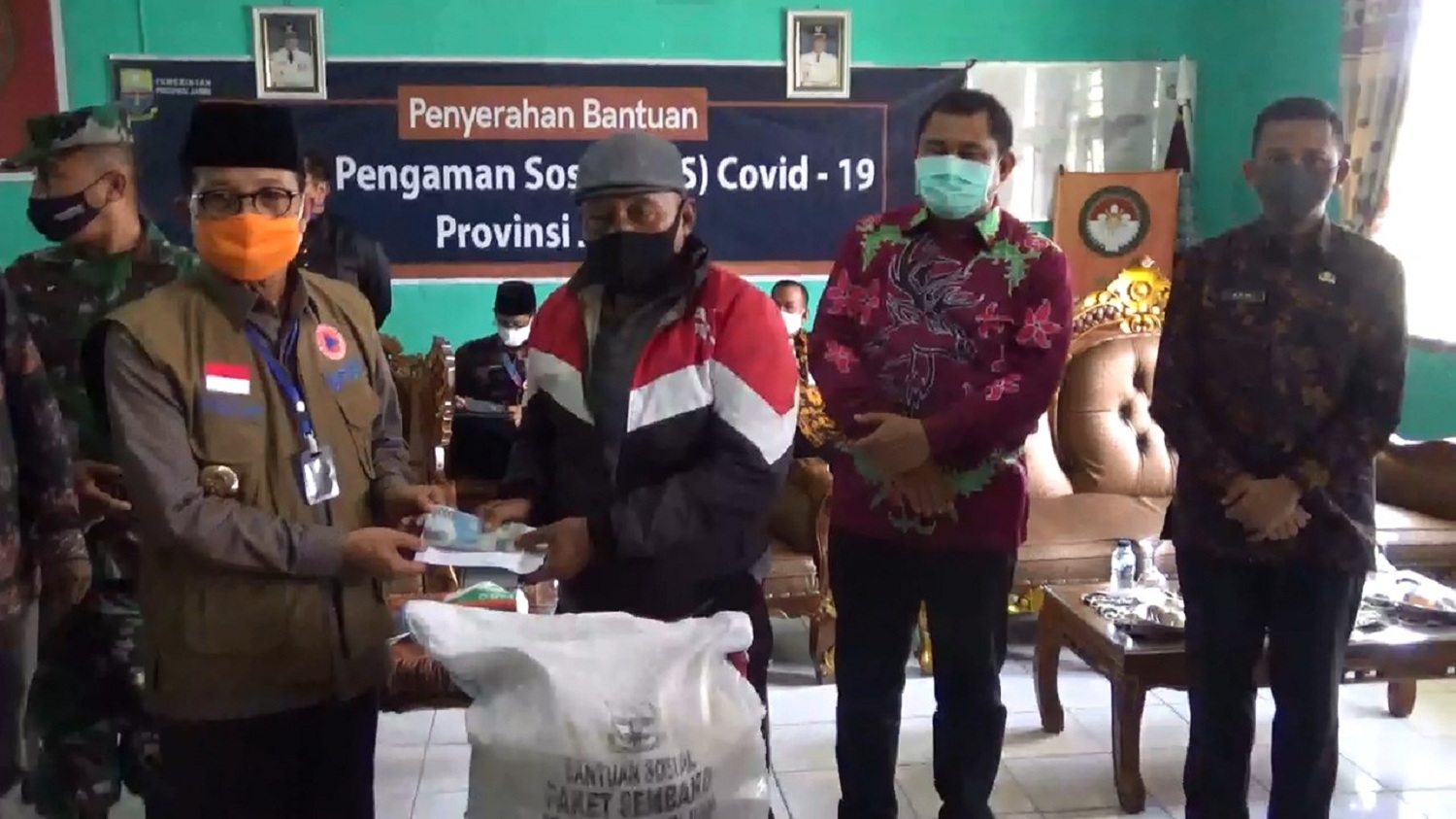 Bupati H Mashuri Dampingi Gubernur Fachrori Serahkan Bantuan JPS