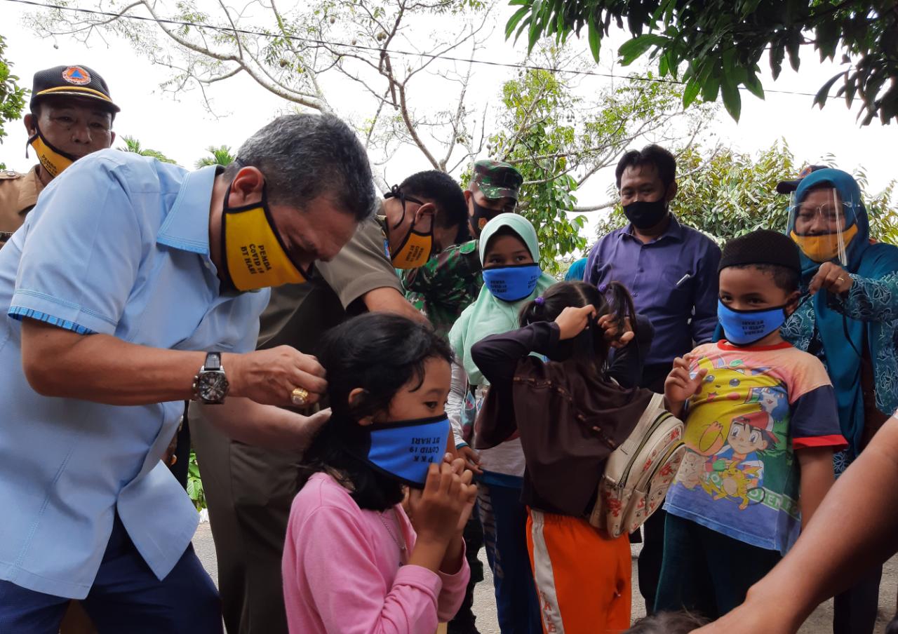 Jelang Perbub Ditegakkan. Bupati Syahirsah Bagikan Ribuan Masker Kepada Warga