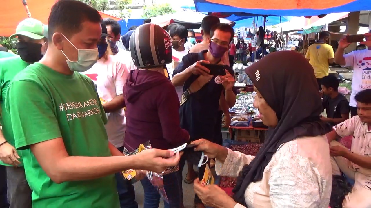 Cegah Penularan Covid-19, Wabup Bungo Apri Bagikan 1000 Masker kepada Pedagang
