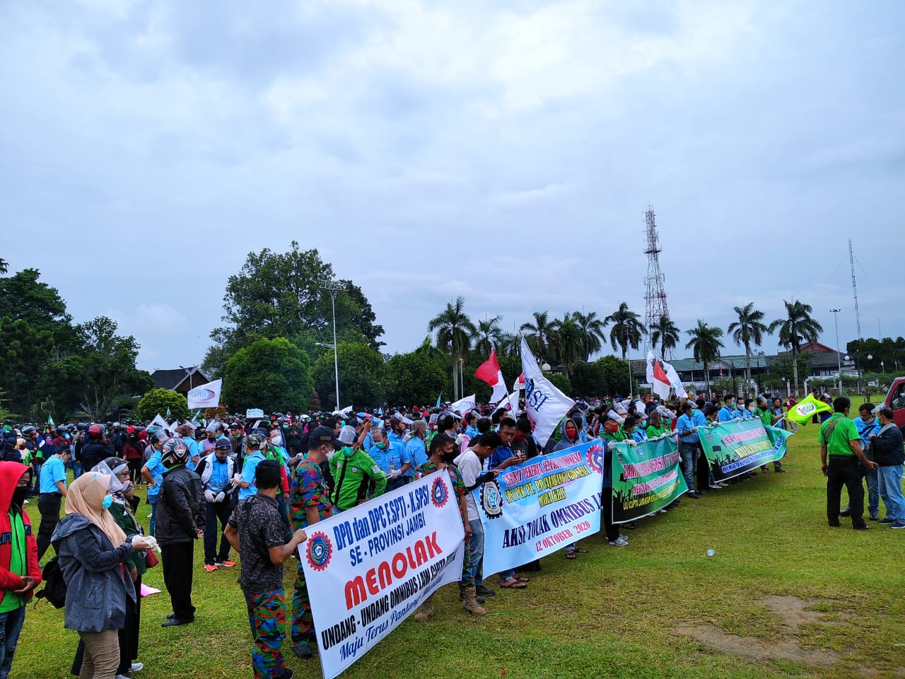 Ribuan Buruh Padati Halaman Kantor Gubernur Jambi, Tolak UU Ominibus Law
