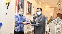 IMG-20201020-WA0028 Pjs Gubernur Jambi Menerima Piagam WTP
