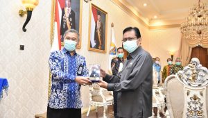 IMG-20201020-WA0028 Pjs Gubernur Jambi Menerima Piagam WTP