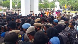 IMG_20201008_122555 Aksi Protes UU Ciptaker Di Gedung DPRD Merangin, Diwarnai Saling Dorong Antara Aparat Dengan Peserta Aksi