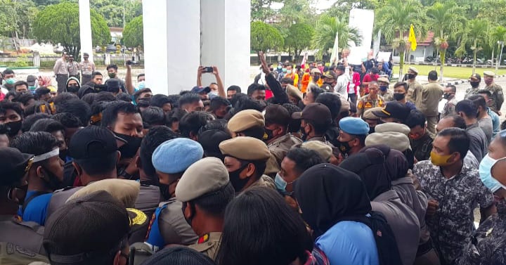 Aksi Protes UU Ciptaker Di Gedung DPRD Merangin, Diwarnai Saling Dorong Antara Aparat Dengan Peserta Aksi