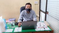 Aparat Kepolisian Mengamankan Pelaku Yang Diduga Melakukan Pembakaran Sepeda Motor Saat Demo UU Ciptaker