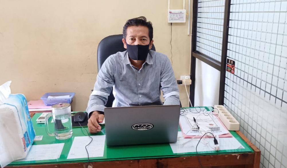 Aparat Kepolisian Mengamankan Pelaku Yang Diduga Melakukan Pembakaran Sepeda Motor Saat Demo UU Ciptaker