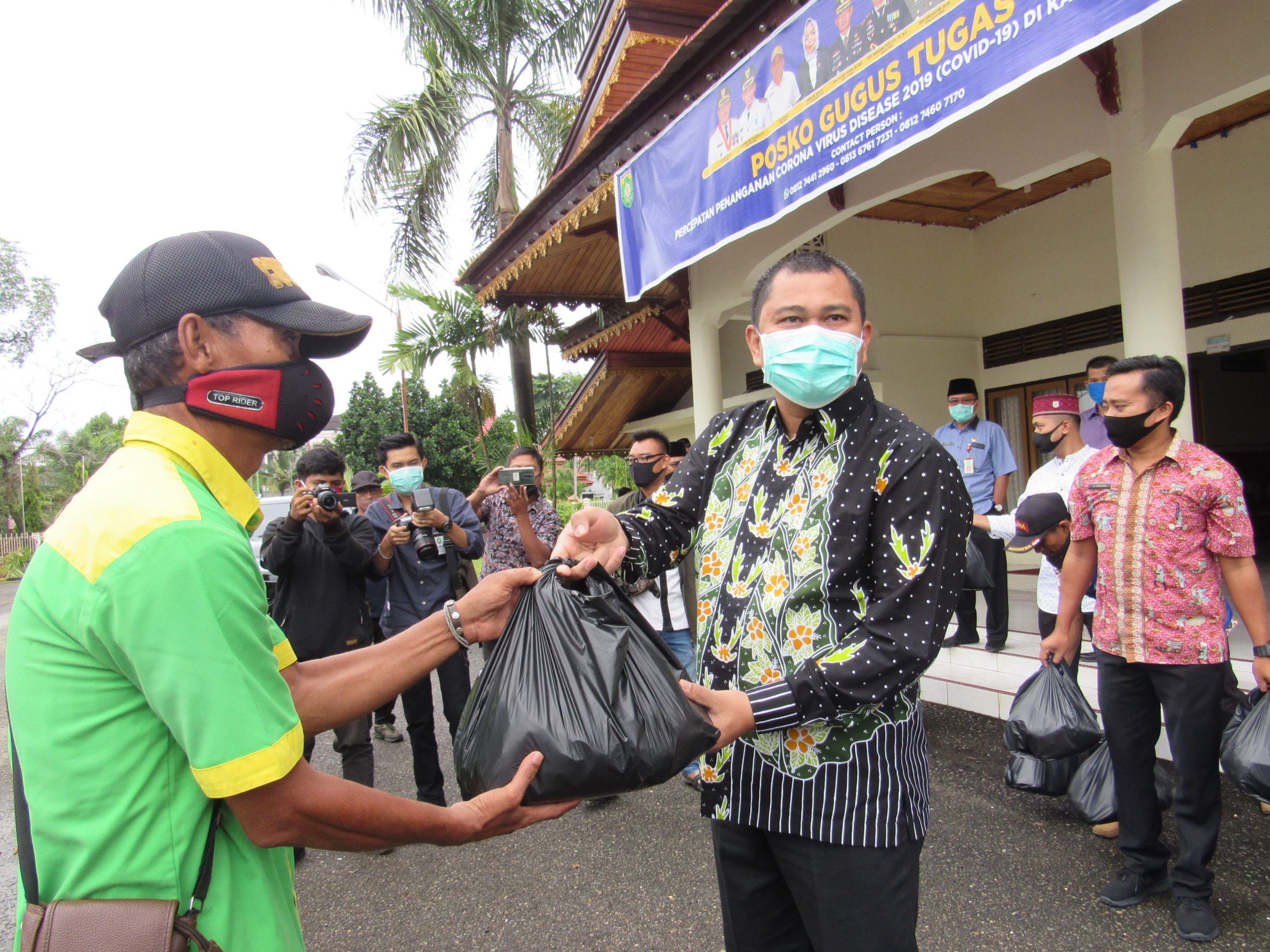 Bupati Mashuri Bagikan Paket Sembako Bantuan Covid-19 Kepada Petugas Kebersihan
