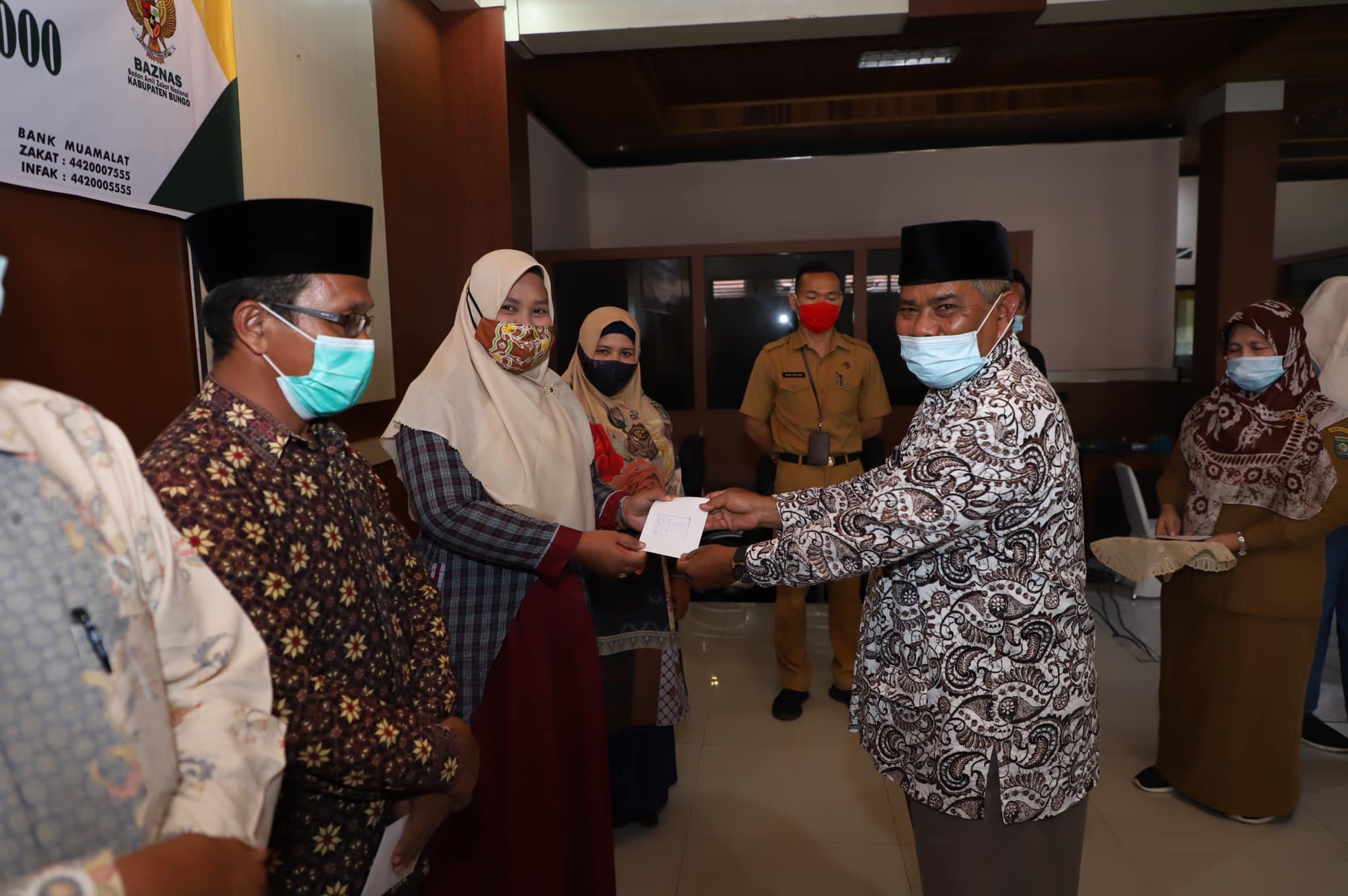 Baznas Bungo Salurkan Bantuan Insentif untuk 769 Guru Honorer Ponpes