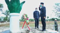 pjs bupati muarabungo saat melakukan penghormatan di makam pahlawan