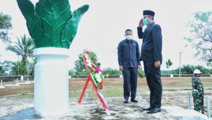 pjs-bupati-muarabungo-saat-melakukan-penghormatan-di-makam-pahlawan Pjs Bupati Bungo Bersama Forkopimda Tabur Bunga di Taman Makam Pahlawan