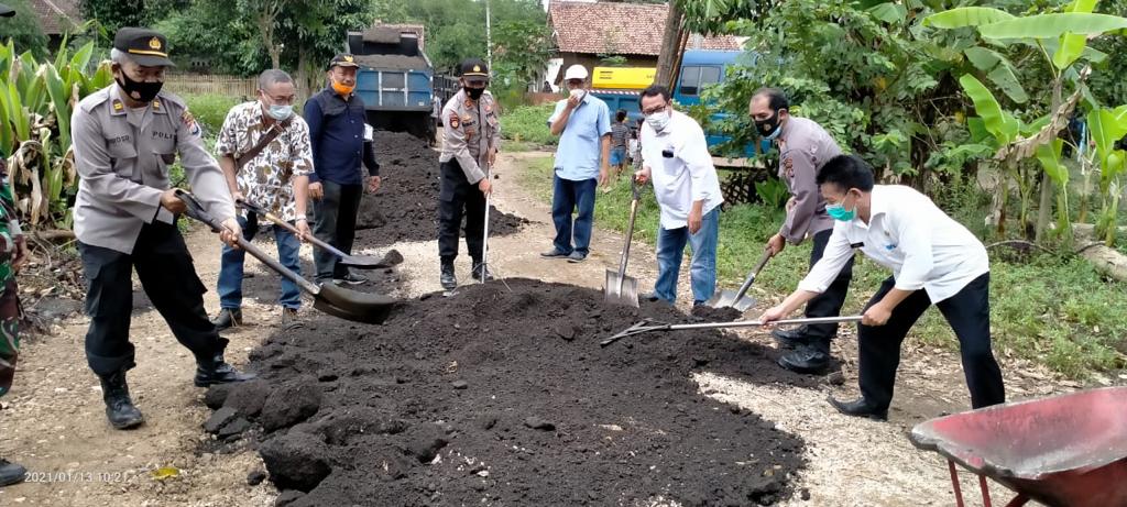 SMSI Sumbang Jalan dan Sarana Sanitasi