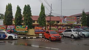 FPI Dilarang, Ucapan Karangan Bunga Bertaburan Didepan Mapolres Bungo.