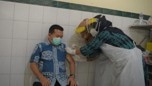 bupati-merangin-divaksin H Al Haris ikut di Suntik Vaksin Covid-19 Tahap Kedua