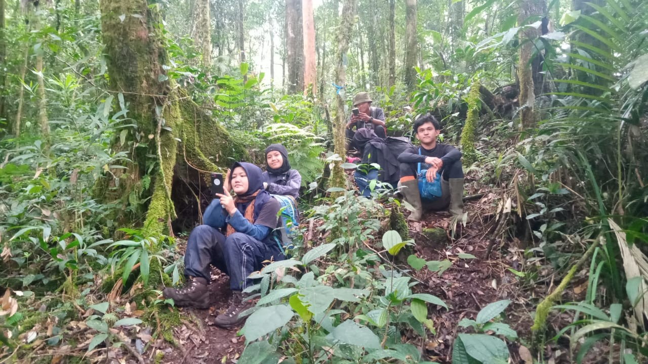 3 Mahasiswi Cantik Ditemukan Oleh Tim Gabungan Pos Sar Kerinci, Polsek dan Koramil Lembah Masurai