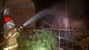 Rumah Pelayan Sekolah di Empelu Bungo Ludes Terbakar