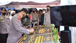 WhatsApp Image 2021-03-18 at 18.57.00 Panglima TNI dan Kapolri Tinjau Pelaksaan Vaksin 2.101 Personel di Polda Jatim