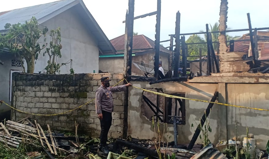 Anggota Polsek Bathin II Pelayang Bungo, Cek Lokasi Kebakaran
