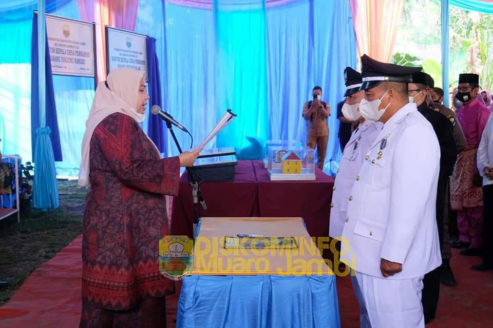 Bupati Masnah Lantik Penjabat Kades Sekaligus Meresmikan Dua Desa di Kumpeh Ulu