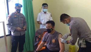 Meningkatkan Kepercayaan Masyarakat Vaksin di Berikan Halal dan Aman, Kapolres Bungo Jadi Orang Pertama Suntik Vaksin Sinovac