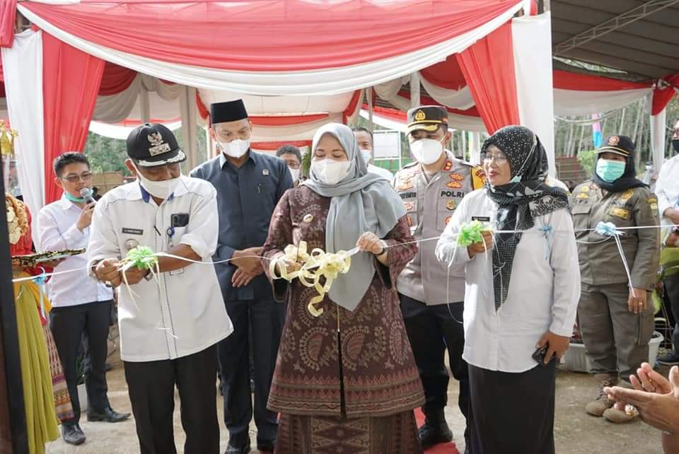 Bupati Masnah Serahkan Sertifikat Tanah dan Resmikan Kantor Desa Talang Kerinci