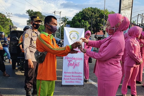 Jajaran Polres Bungo Bersama Bhayangkari Cabang Bungo Bagikan Takjil Menjelang Buka Puasa