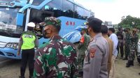 Kapolres Bungo Bersama Forkopimda Kabupaten Bungo Lakukan Pengecekan Pos Sekat Cegah Arus Mudik, Dua (2) kendaraan Bus Tanpa Suket Paksa Putar Balik