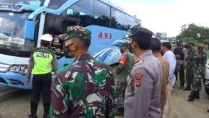 WhatsApp Image 2021-04-28 at 16.47.18 Kapolres Bungo Bersama Forkopimda Kabupaten Bungo Lakukan Pengecekan Pos Sekat Cegah Arus Mudik, Dua (2) kendaraan Bus Tanpa Suket Paksa Putar Balik
