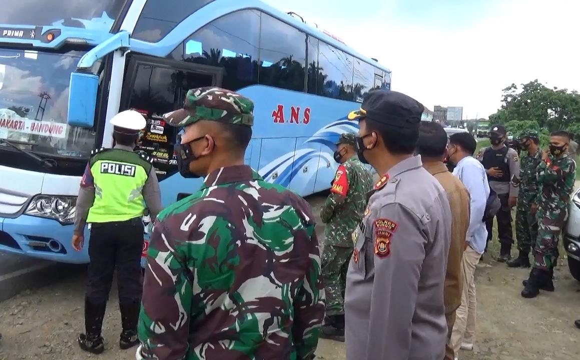 Kapolres Bungo Bersama Forkopimda Kabupaten Bungo Lakukan Pengecekan Pos Sekat Cegah Arus Mudik, Dua (2) kendaraan Bus Tanpa Suket Paksa Putar Balik