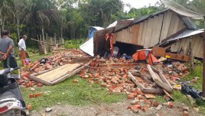 rumah-tiup-angin Angin Kencang Merobohlan Rumah Warga