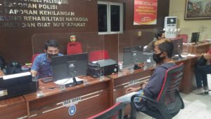 ayah-korban-saat-lapor-ke-polisi Dituduh "Cepu" Remaja 17 Tahun Dianiaya Oknum Ketua RT