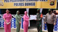 Berikan Dukungan dan Semangat, Bhayangkari dan Persit Bungo Bagikan Bingkisan Kepada Personil Pos Pam Ketupat
