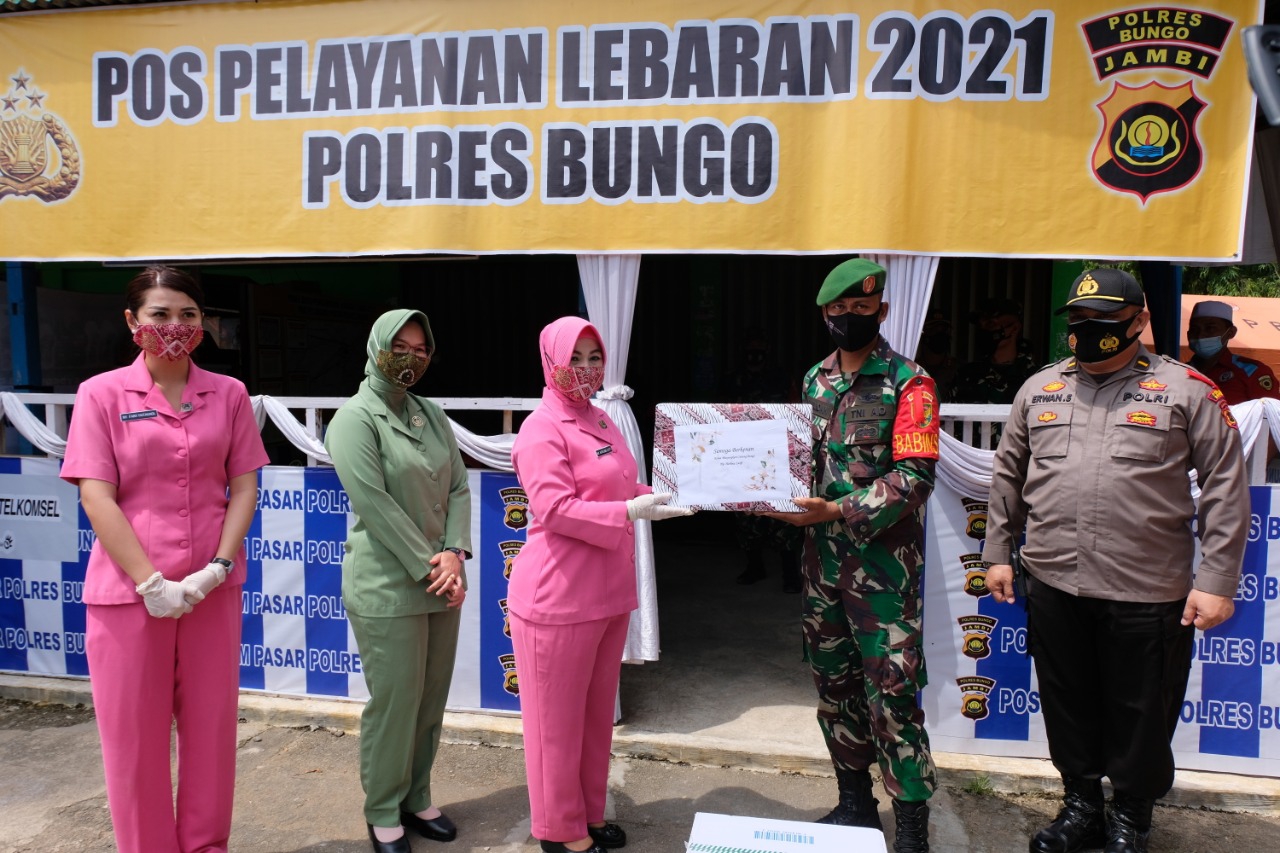 Berikan Dukungan dan Semangat, Bhayangkari dan Persit Bungo Bagikan Bingkisan Kepada Personil Pos Pam Ketupat