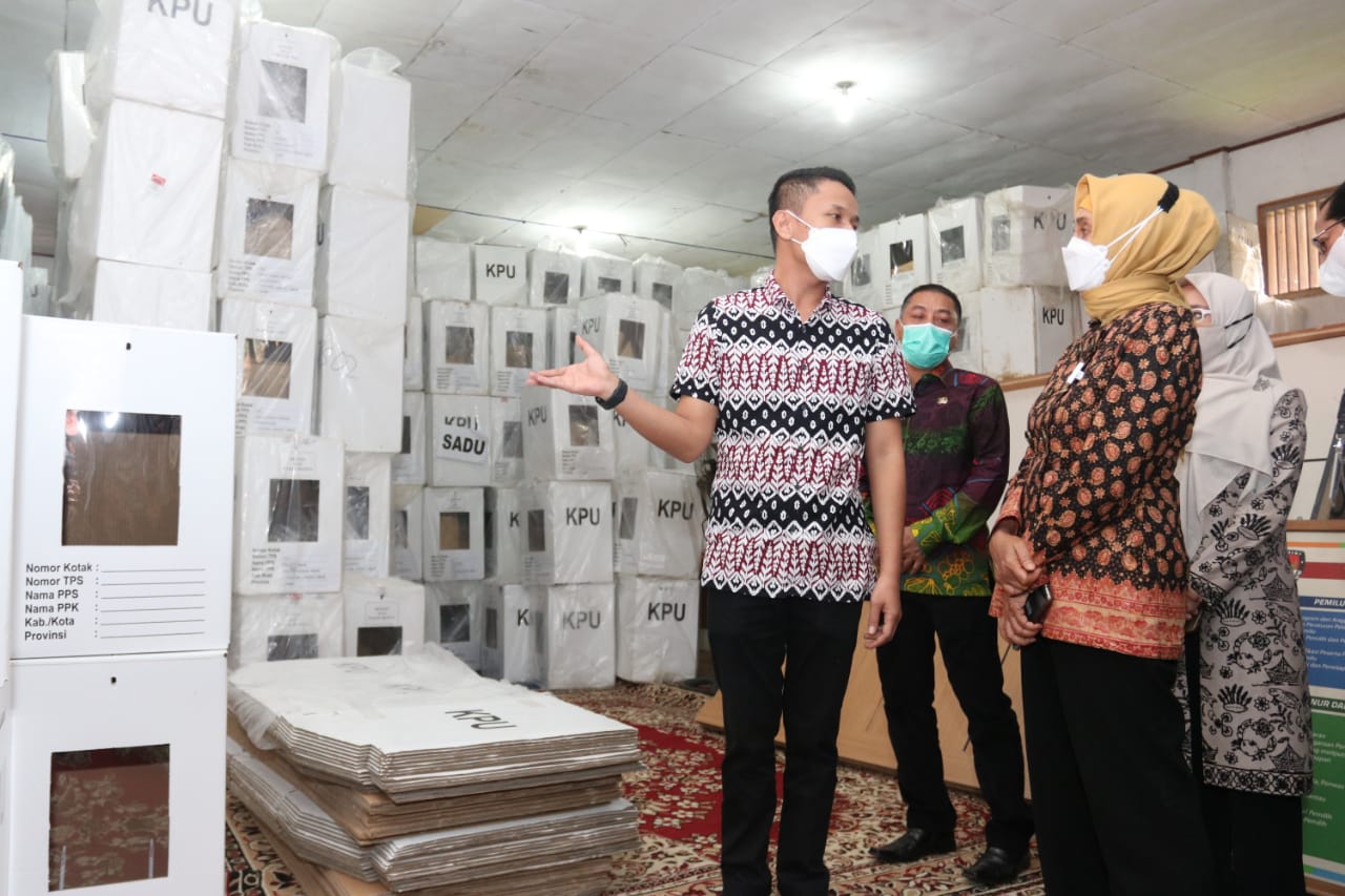Gubernur Jambi Tinjau Kesiapan Logistik KPU Tanjabtim dan Muaro Jambi