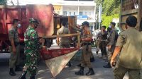 pkl-diangkut-petugas Belasan Grobak Serta Lapak PKL di Angkut Petugas