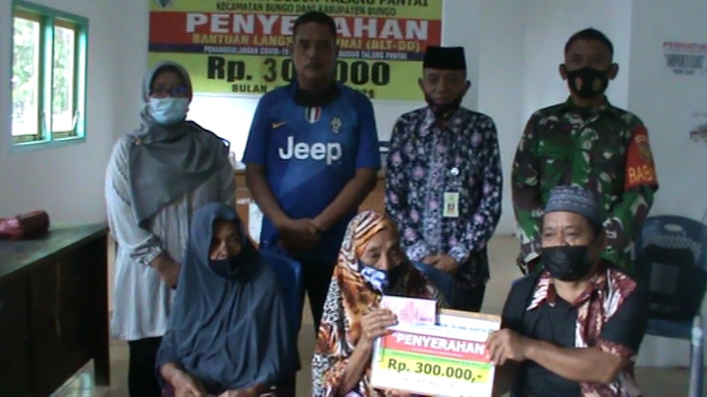 1 Pemdus Talang Pantai Serahkan BLT DD kepada 133 KK