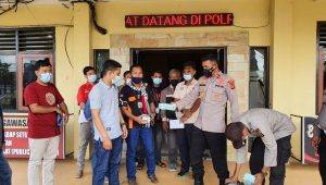 Polres Bungo Bagikan Masker kepada Jurnalis Bungo