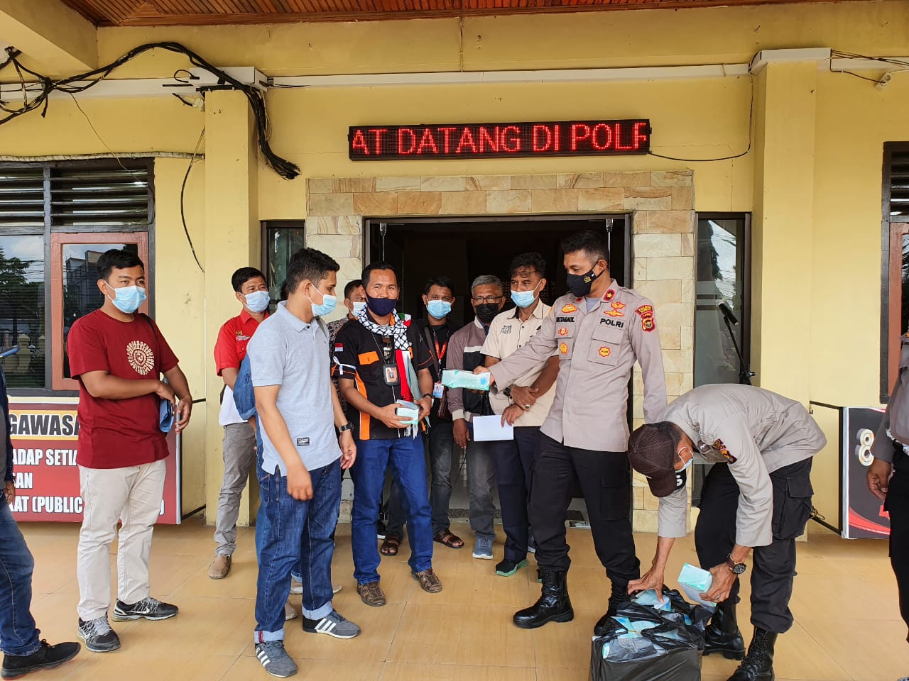 Polres Bungo Bagikan Masker kepada Jurnalis Bungo