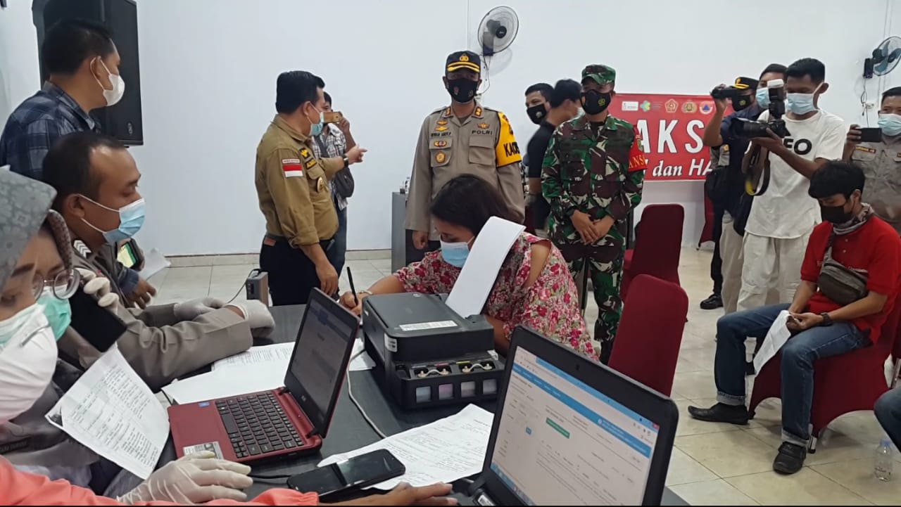 Di Akhir Jabatan Sebagai Bupati Al Haris Tetap Tinjau Vaksinasi