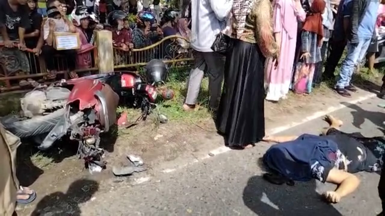Truck Pengangkut Batu Bara Serempet Motor, Seorang Ibu Berusia 60 Tahun Tewas Ditempat, Anaknya Luka-luka