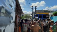 lampukuning_id_penertiban-pkl Sempat Cekcok, Pemilik Warung Ingin Bongkar Sendiri Lapaknya
