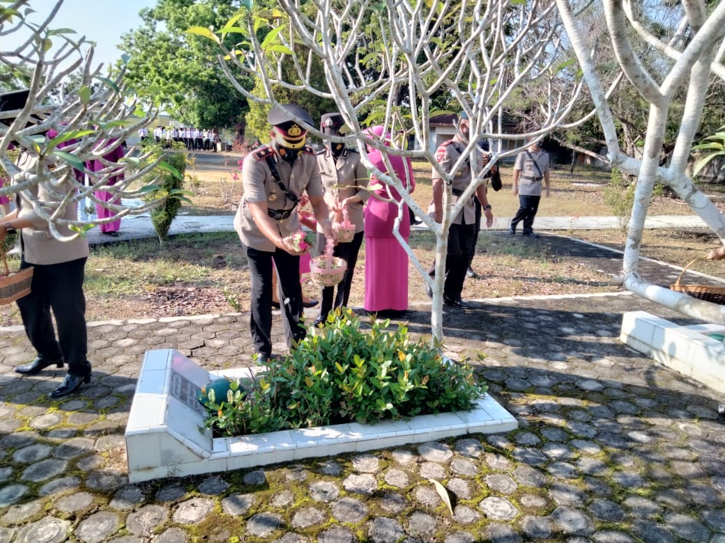 Polres Merangin Laksanakan Upacara Dan Ziarah ke Makam Pahlawan di Hari Bhayangkara ke -75