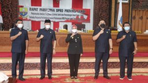 pj-gubernur-jambi-bersama-ketua-dan-wakil-ketua-dprd Pj Gubernur : Kritik, Pertanyaan dan Saran dari DPRD Sebagai Evaluasi