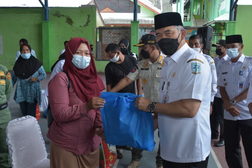 Pemkot Jambi Berikan 378 Pedagang Bantuan Paket Sembako dan Vaksin Gratis
